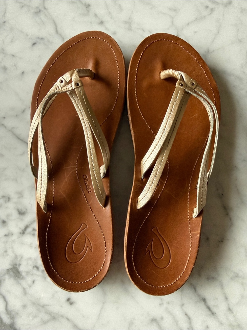 Olukai Kapehe Luana Gold thong Sandals. Like new. Size 10